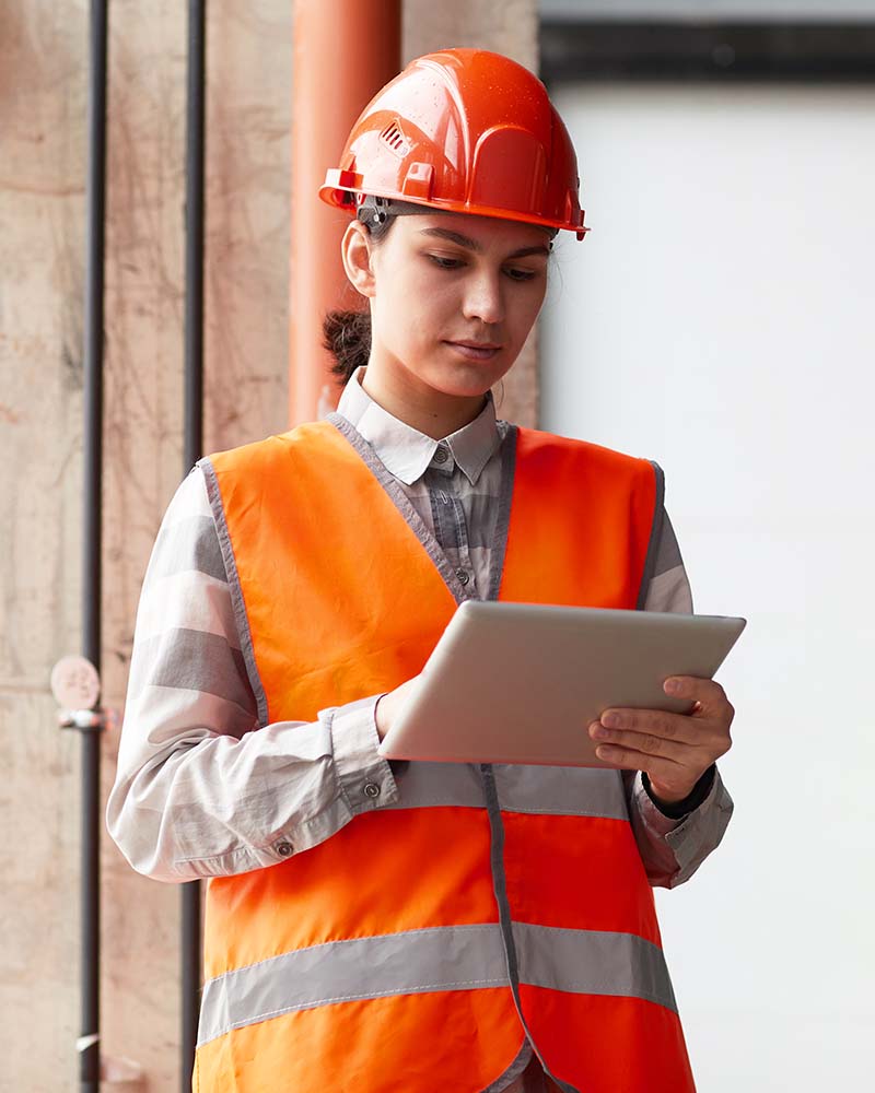 construction-worker-using-tablet-pc-D9JABBB.jpg